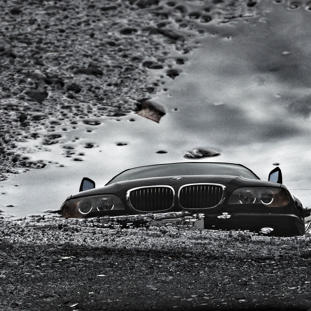 木田自動車杉並工場旧駐車場にて水溜まりに映った車ＢＭＷ