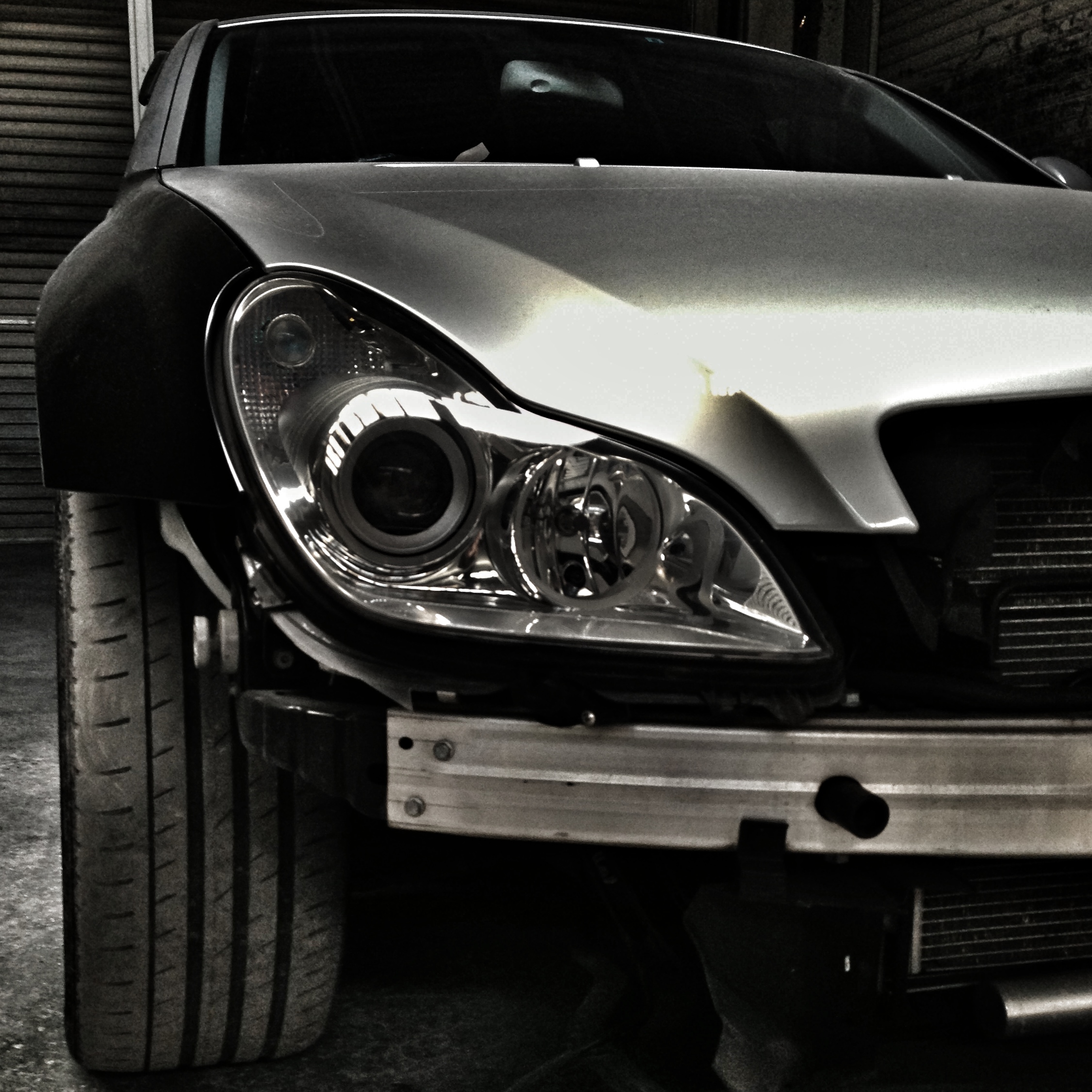 株式会社木田自動車新サイト（ホームページ）のトップページ。ボディ修理中のバンパーが外れたメルセデスベンツ