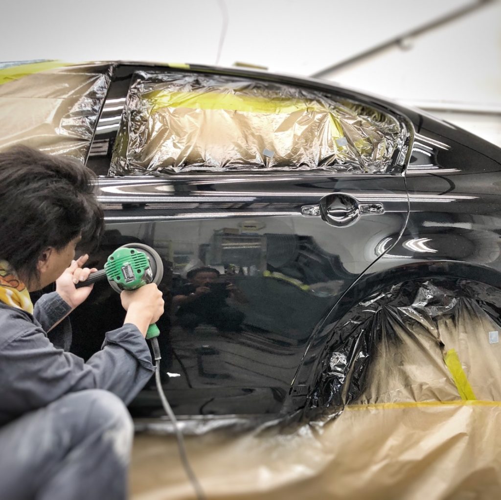 木田自動車杉並工場鈑金塗装の塗装した車両を仕上げ磨き