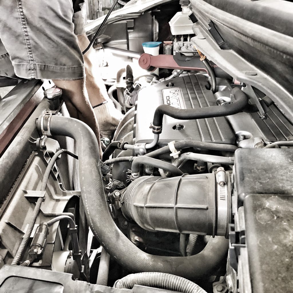 木田自動車杉並工場メカニックがエンジンを整備