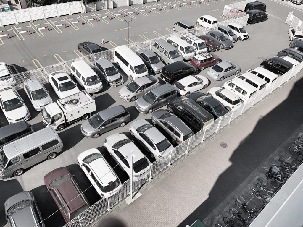 多くの修理待ち車が止まる木田自動車杉並工場駐車場