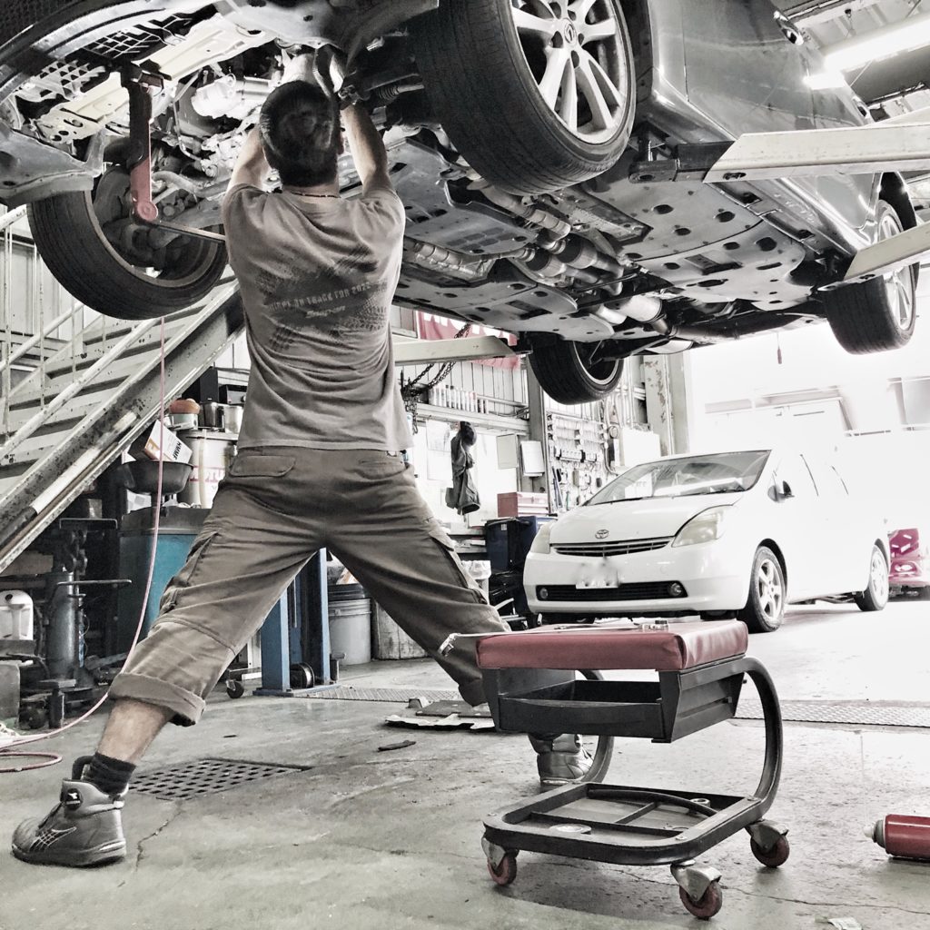 木田自動車杉並工場にて2柱リフトを使用した整備